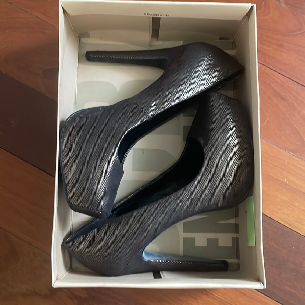Jessica Simpson heel